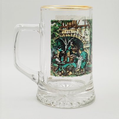 Кружка пивная, украшенная изображением пиршества