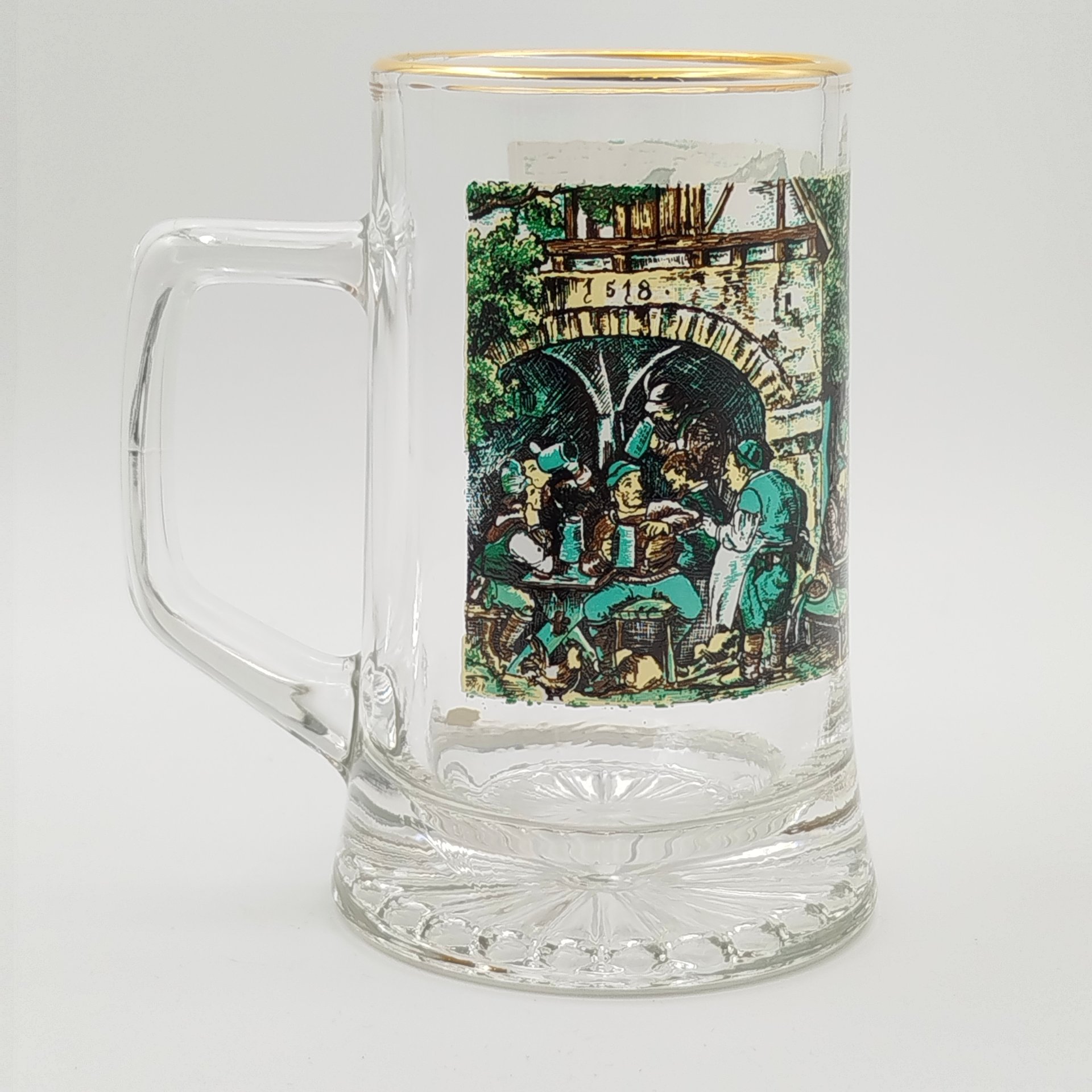 Кружка пивная, украшенная изображением пиршества