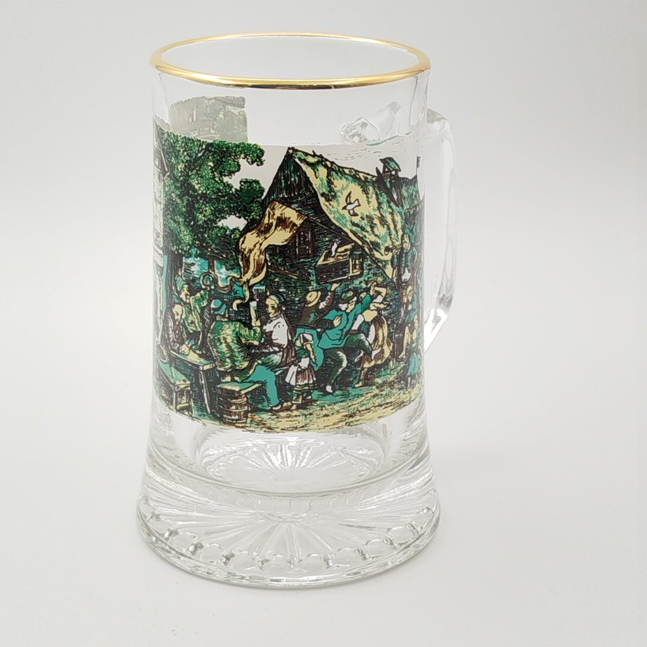 Кружка пивная, украшенная изображением пиршества