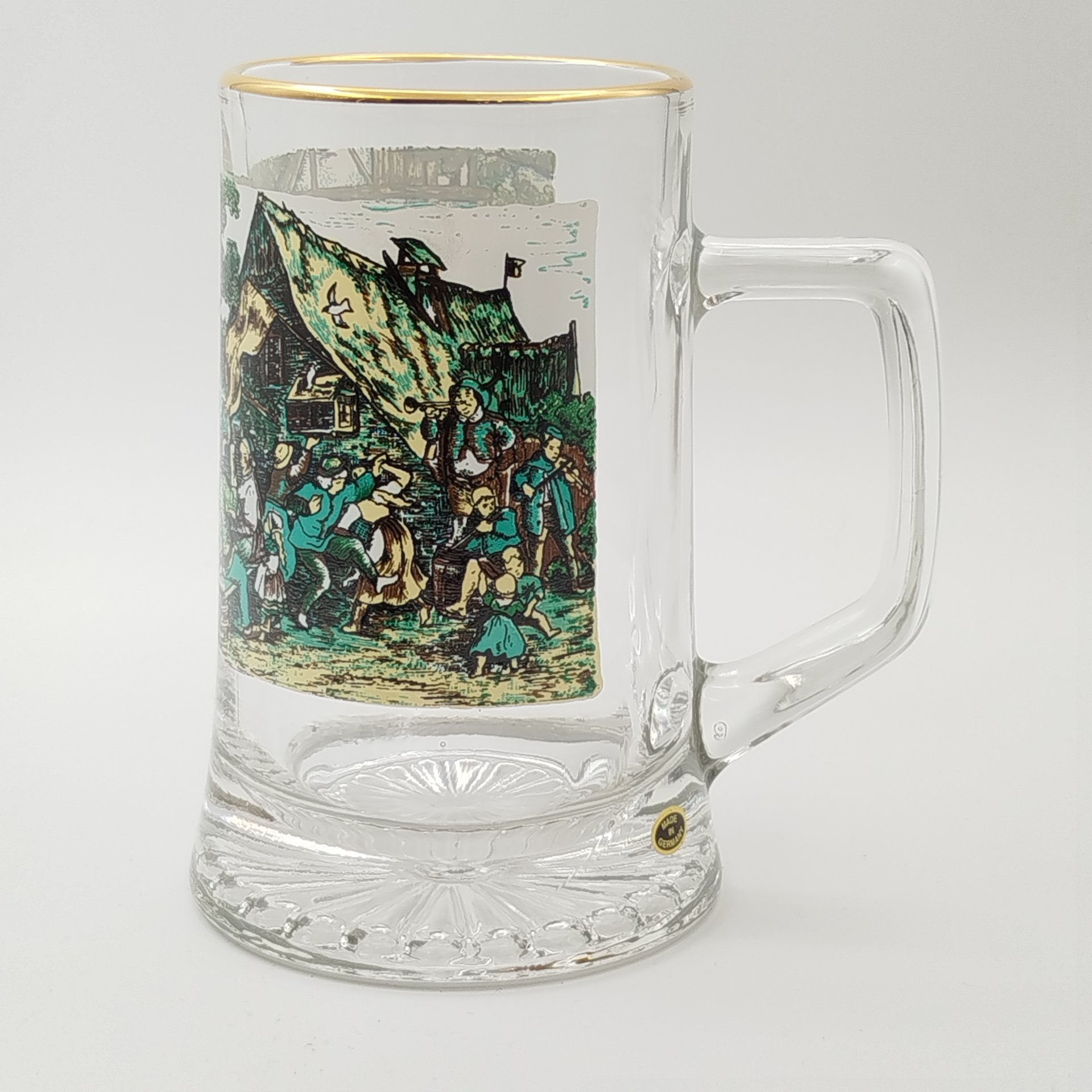 Кружка пивная, украшенная изображением пиршества