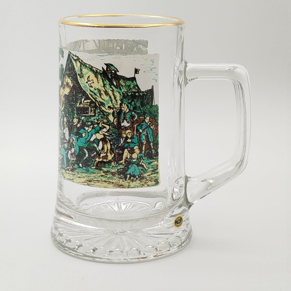 Кружка пивная, украшенная изображением пиршества