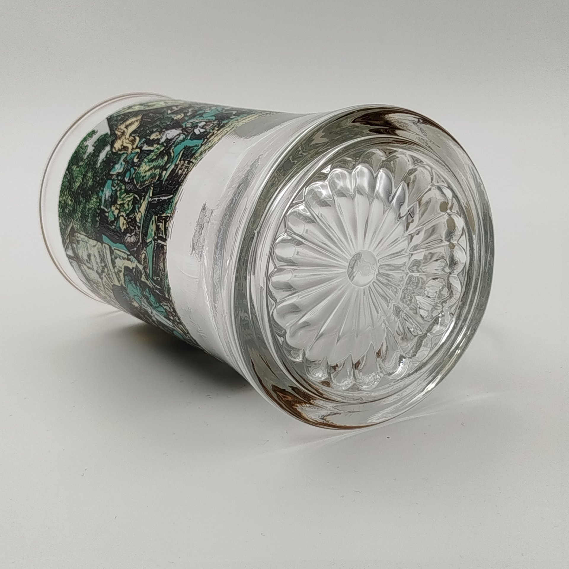 Кружка пивная, украшенная изображением пиршества