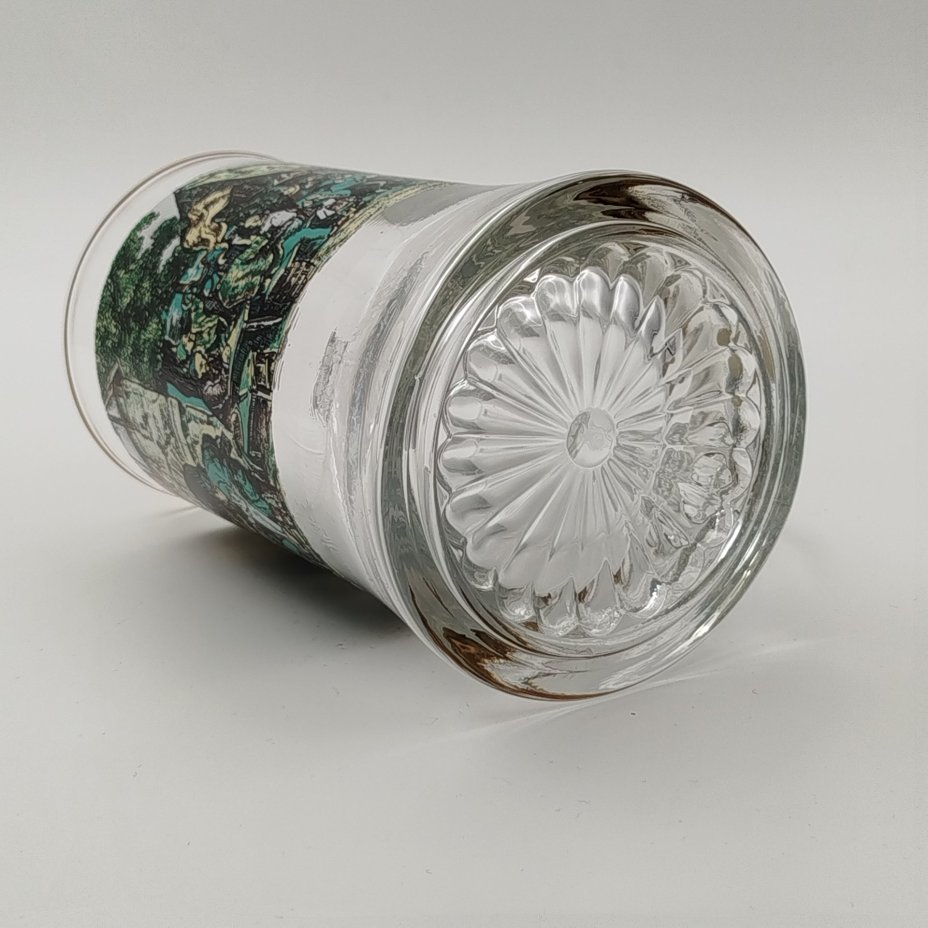 Кружка пивная, украшенная изображением пиршества