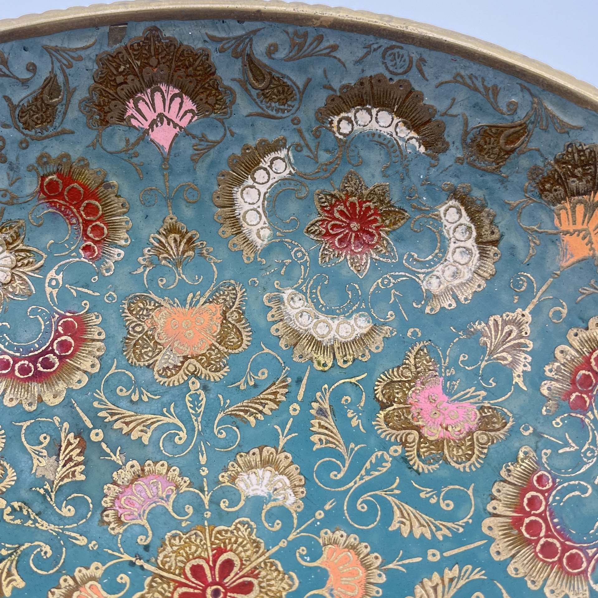 Конфетница , украшенная растительным орнаментом в восточном стиле