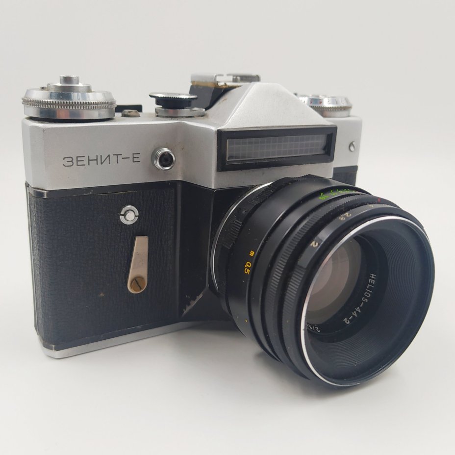 Фотоаппарат "Зенит-Е" с объективом "Гелиос-44-2" в оригинальном кофре, металл, стекло, пластик, кожа, Завод «Зенит», г. Вилейка, Завод «Зенит»
