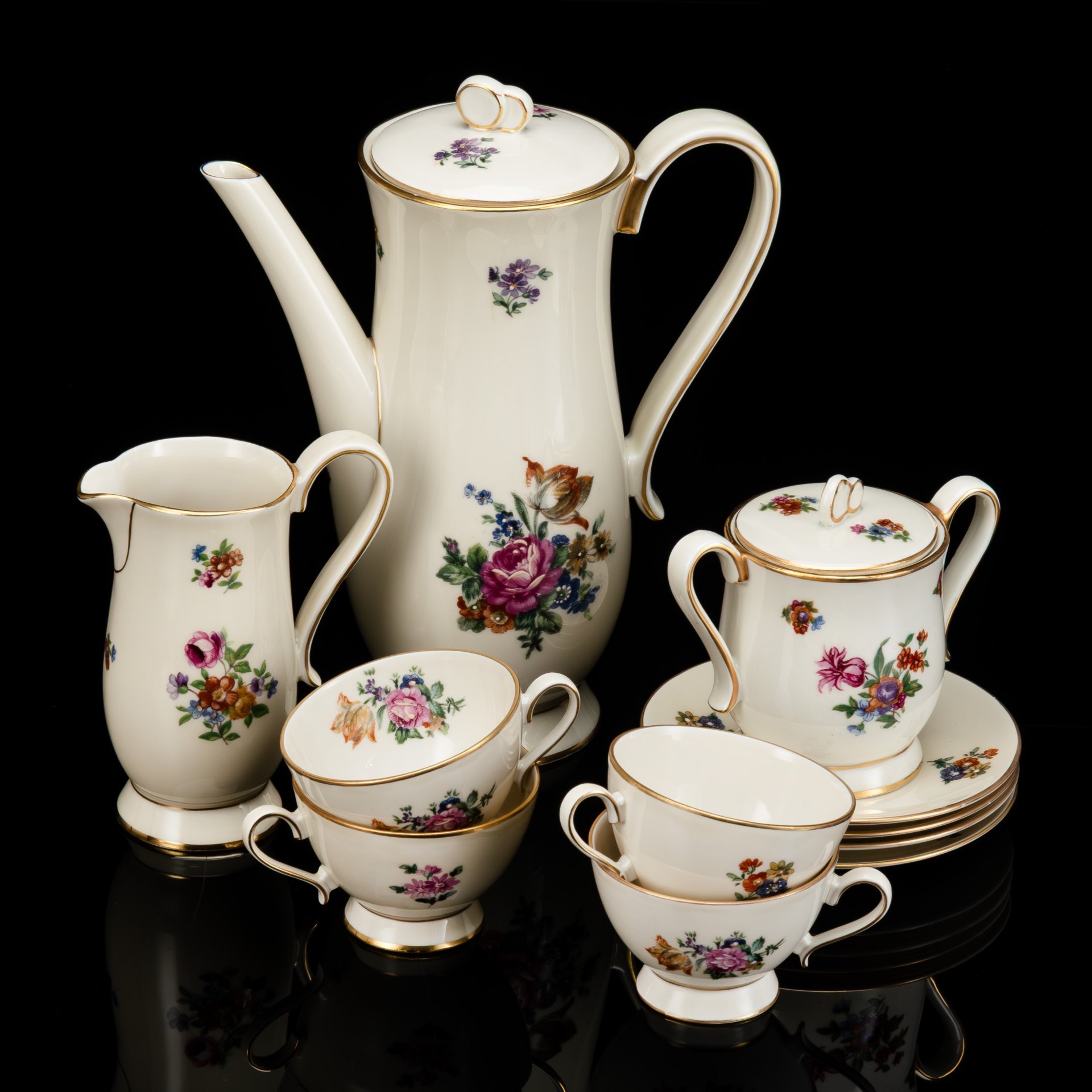 Сервиз кофейный в цвете слоновая кость, декорированный изображением мейсенского букета ("Orient") на 4 персоны (11 предметов), фарфор, деколь с прорисовкой, золочение, Graf Von Henneberg Porzellan, 1777 Jlmenau, Германия, 1949-1973 гг.
