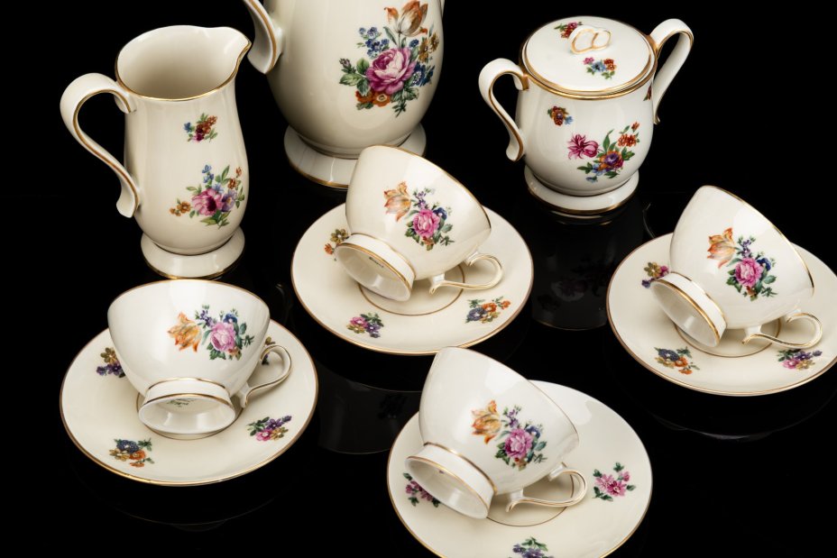 Сервиз кофейный в цвете слоновая кость, декорированный изображением мейсенского букета ("Orient") на 4 персоны (11 предметов), фарфор, деколь с прорисовкой, золочение, Graf Von Henneberg Porzellan, 1777 Jlmenau, Германия, 1949-1973 гг.