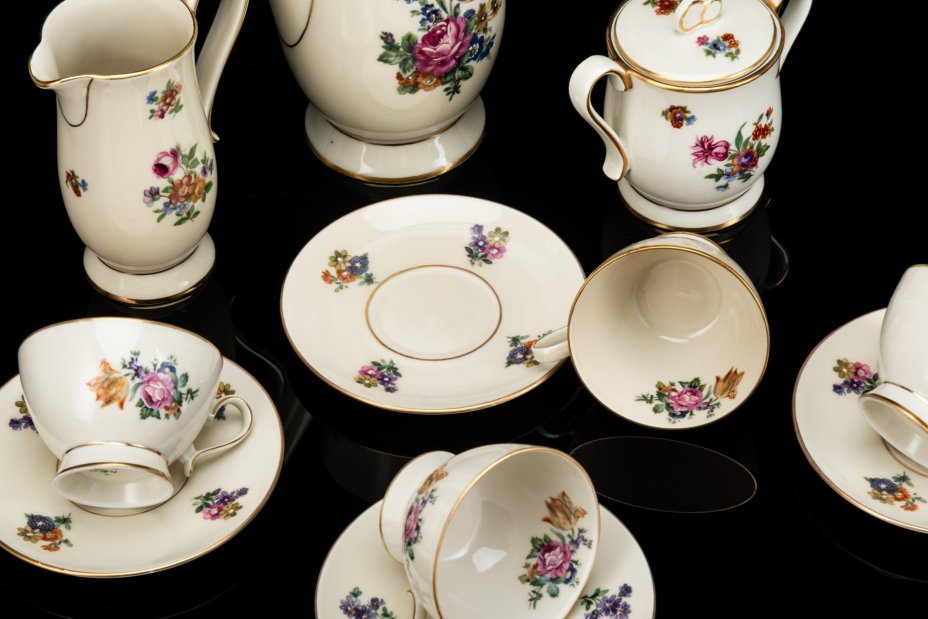 Сервиз кофейный в цвете слоновая кость, декорированный изображением мейсенского букета ("Orient") на 4 персоны (11 предметов), фарфор, деколь с прорисовкой, золочение, Graf Von Henneberg Porzellan, 1777 Jlmenau, Германия, 1949-1973 гг.