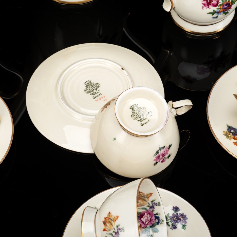 Сервиз кофейный в цвете слоновая кость, декорированный изображением мейсенского букета ("Orient") на 4 персоны (11 предметов), фарфор, деколь с прорисовкой, золочение, Graf Von Henneberg Porzellan, 1777 Jlmenau, Германия, 1949-1973 гг.