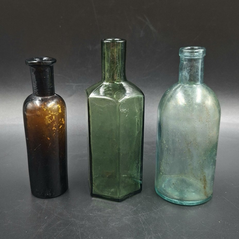 Набор из трех флаконов различных форм и цветов, цветное стекло, Россия, 1900-1940 гг.
