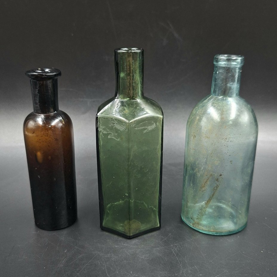 Набор из трех флаконов различных форм и цветов