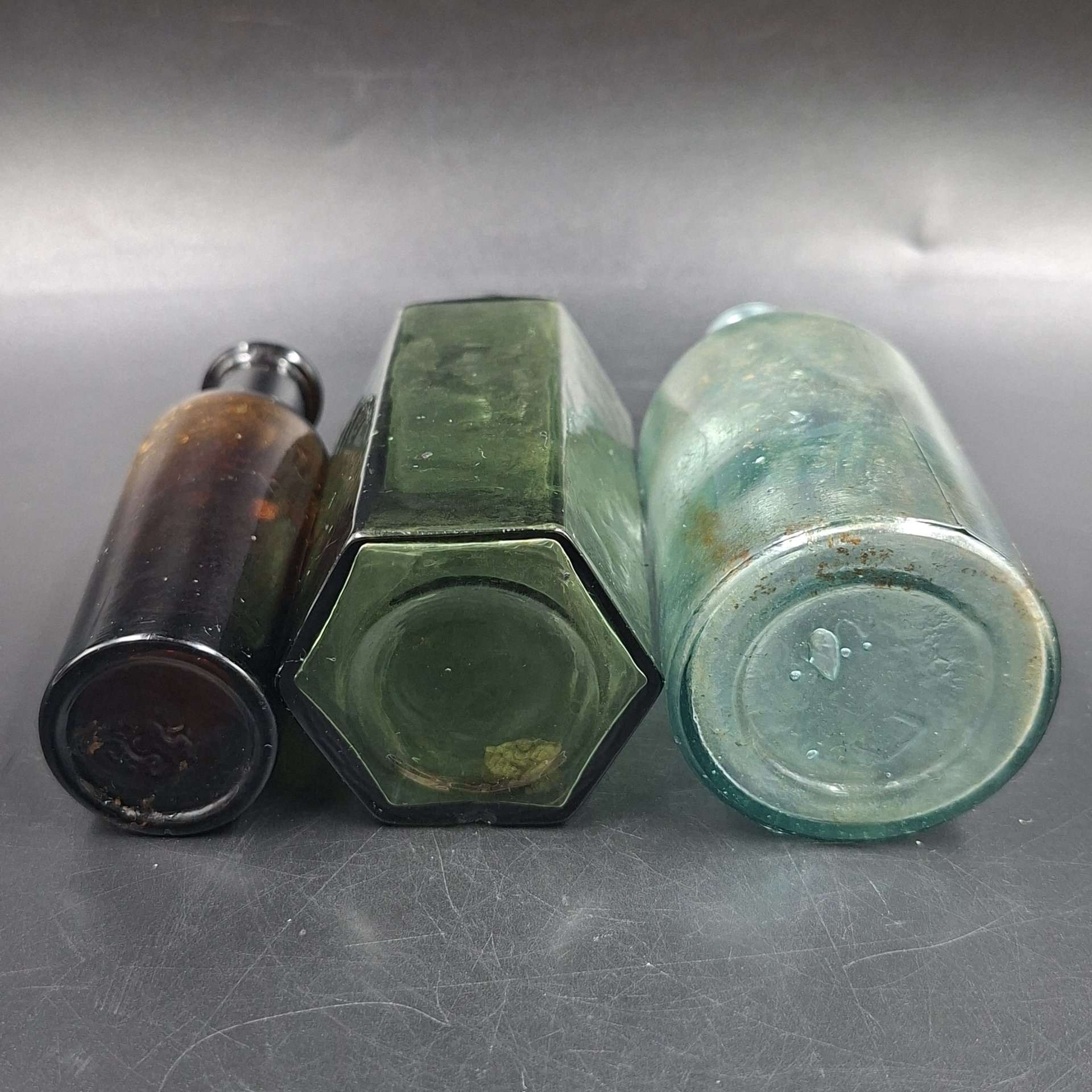 Набор из трех флаконов различных форм и цветов