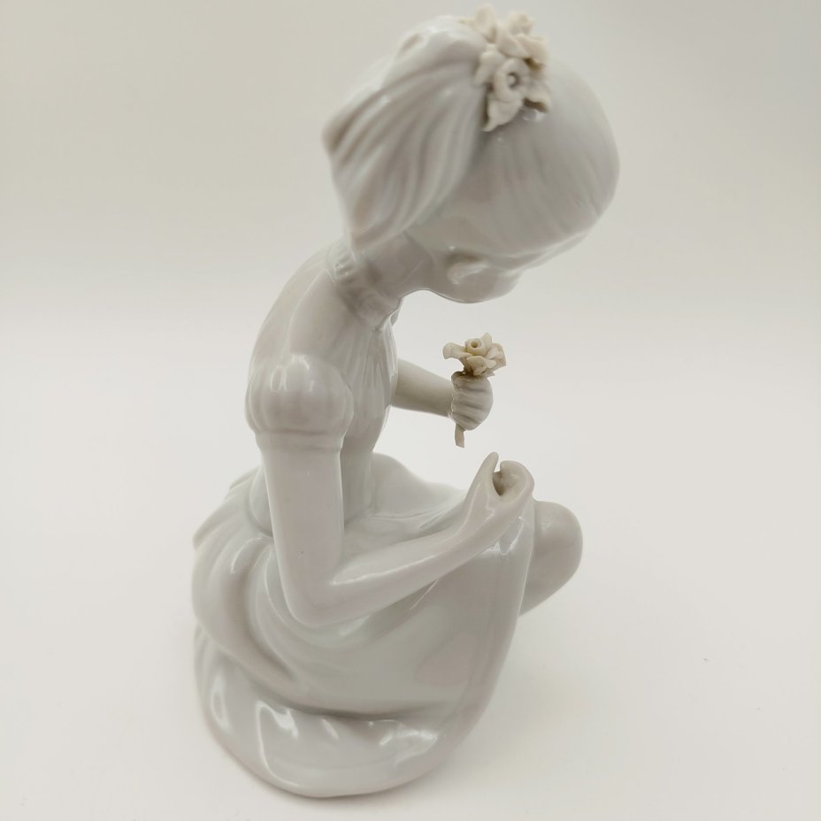 Статуэтка "Девочка с цветами", фарфор, Wallendorf, Германия, 1963-1990 гг.