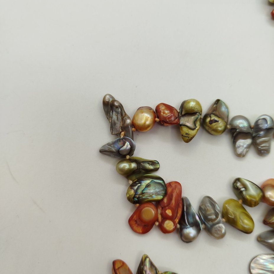 Бусы с бусинами разного размера
