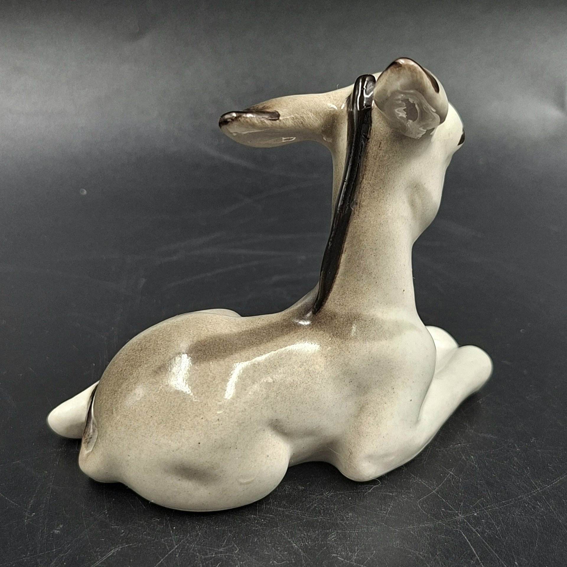 Статуэтка "Ослик лежащий", скульптор П.П. Веселов, фарфор, роспись, аэрография, Императорский фарфоровый завод (ИФЗ), Российская Федерация, 1970-1992 гг.