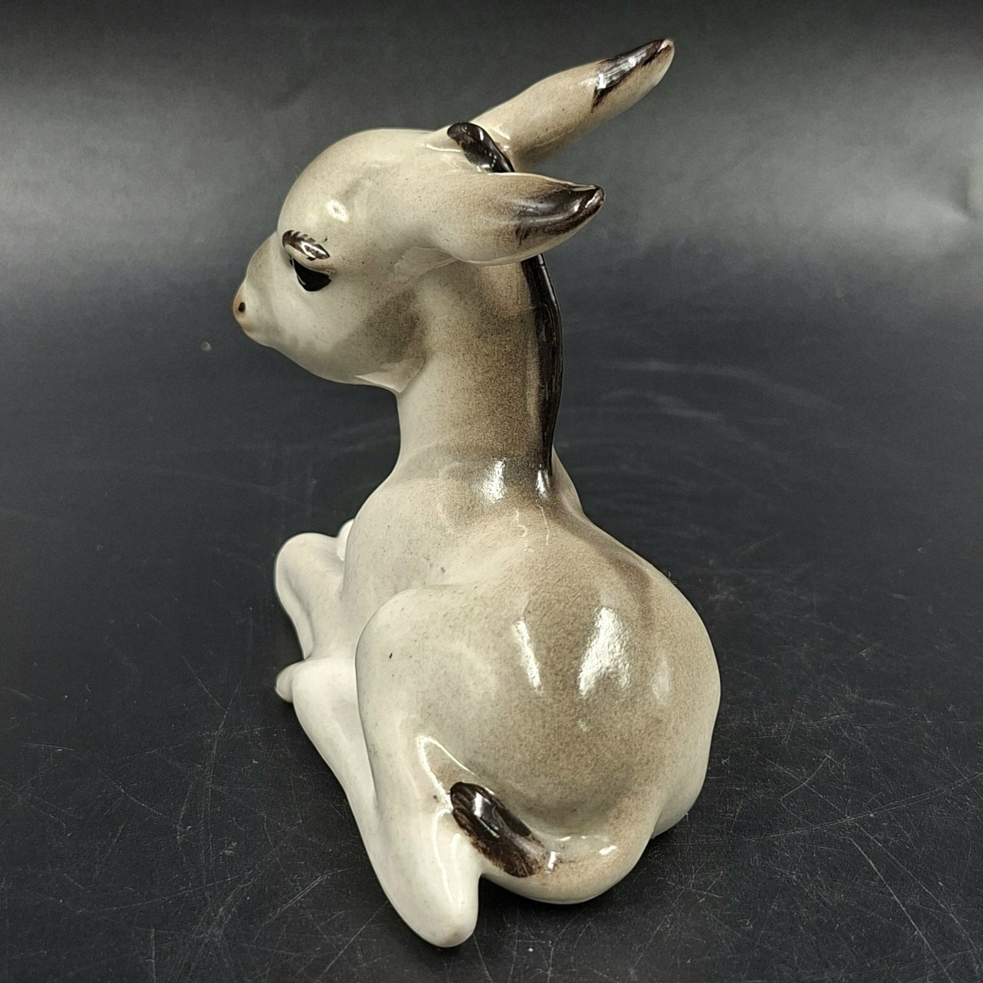 Статуэтка "Ослик лежащий", скульптор П.П. Веселов, фарфор, роспись, аэрография, Императорский фарфоровый завод (ИФЗ), Российская Федерация, 1970-1992 гг.