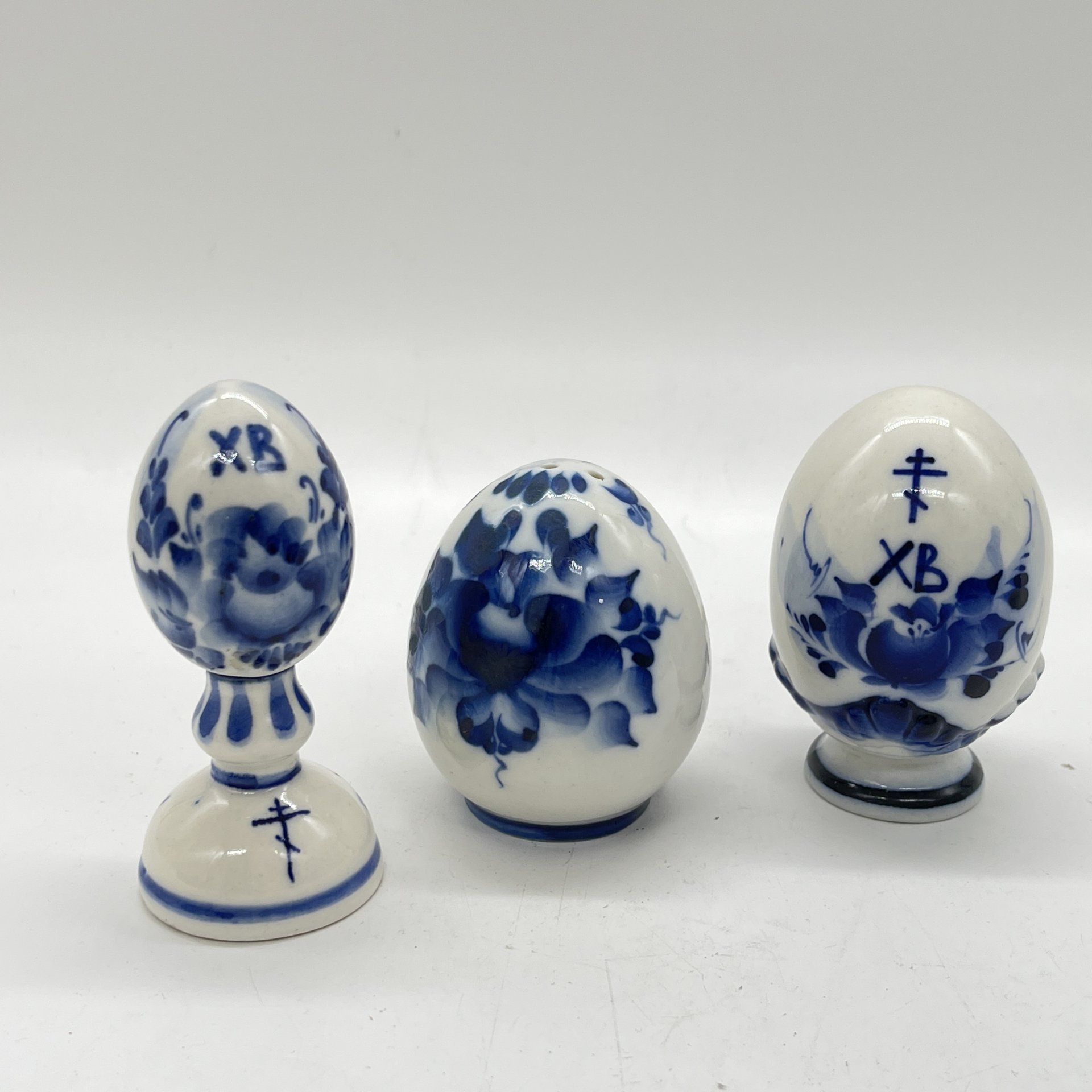 Набор пасхальный из 3 статуэток в виде яиц, фарфор, роспись, СССР, 1980-2000 гг.