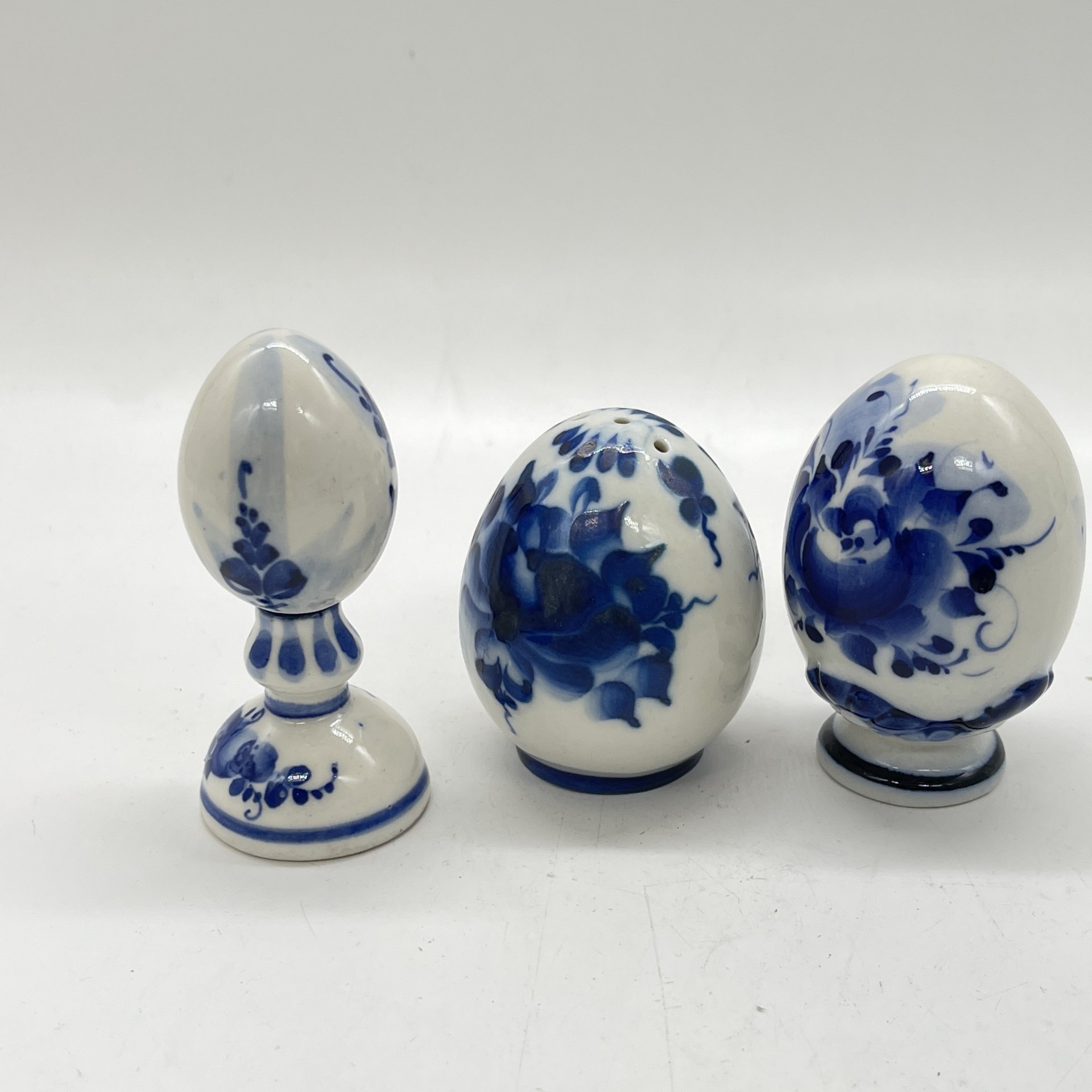 Набор пасхальный из 3 статуэток в виде яиц, фарфор, роспись, СССР, 1980-2000 гг.