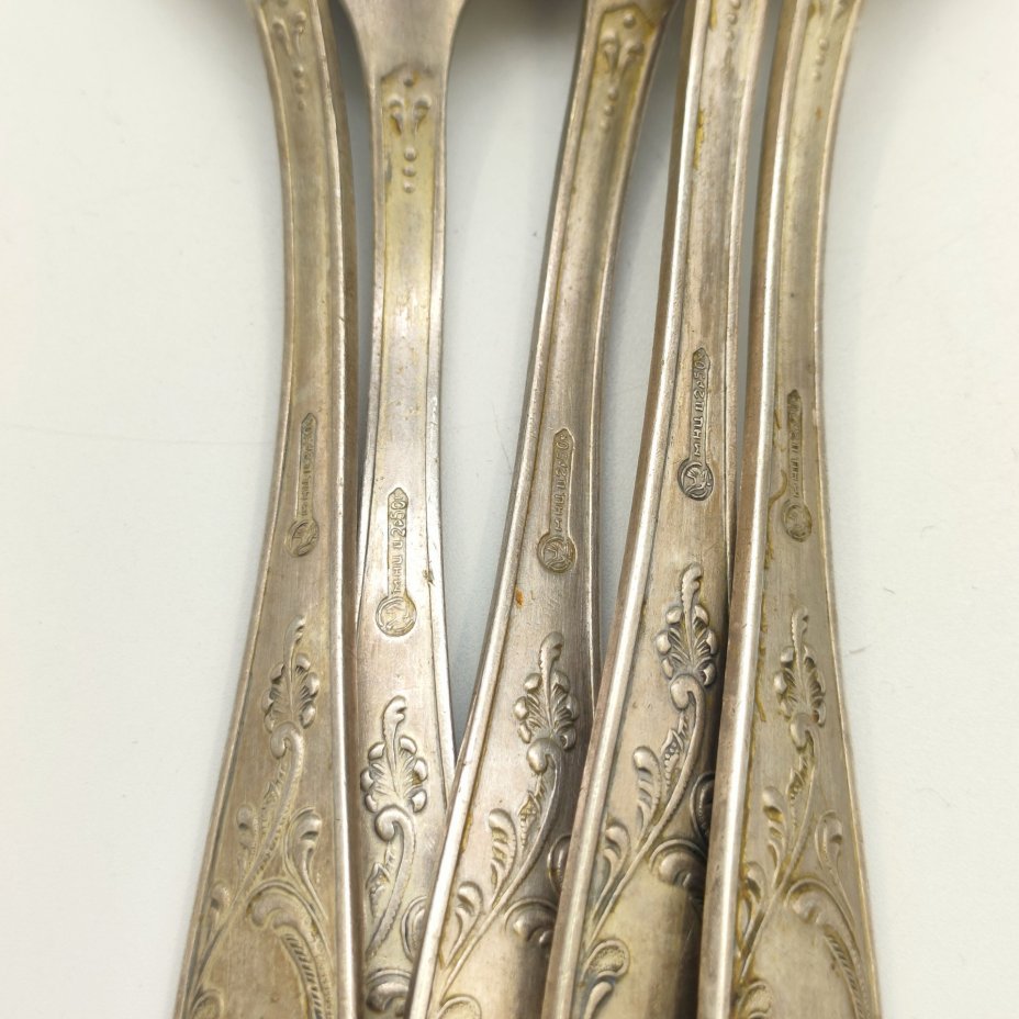 Набор из пяти десертных ложек с растительным декором (в подборе), мНЦ (медь-никель-цинк), Кольчугинский завод цветных металлов, СССР, 1962-1991 гг.