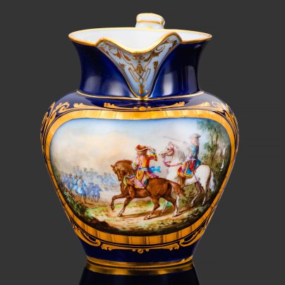 Молочник с батальным сюжетом "Битва у Марсальи" (Bataille de La Marsaille) (выполнена для дворца Тюильри "Chateau des Tuileries"), фарфор, крытье кобальтом, золочение, цировка, роспись, Севрская фарфоровая мануфактура (Sevres), Франция, 1844 г.