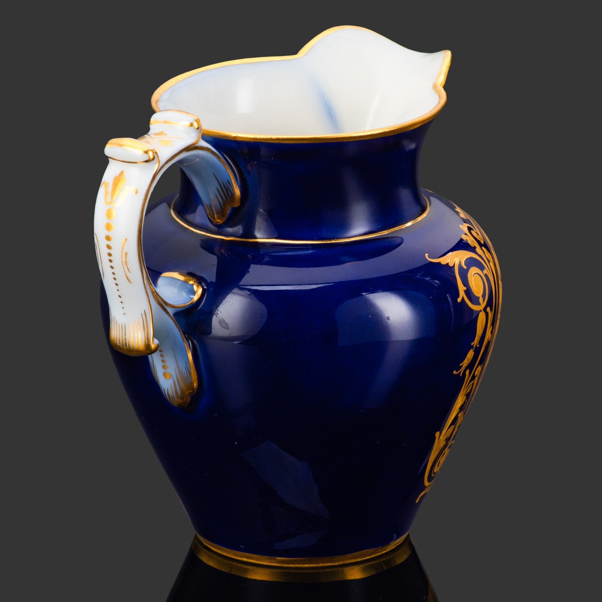 Молочник с батальным сюжетом "Битва у Марсальи" (Bataille de La Marsaille) (выполнена для дворца Тюильри "Chateau des Tuileries"), фарфор, крытье кобальтом, золочение, цировка, роспись, Севрская фарфоровая мануфактура (Sevres), Франция, 1844 г.