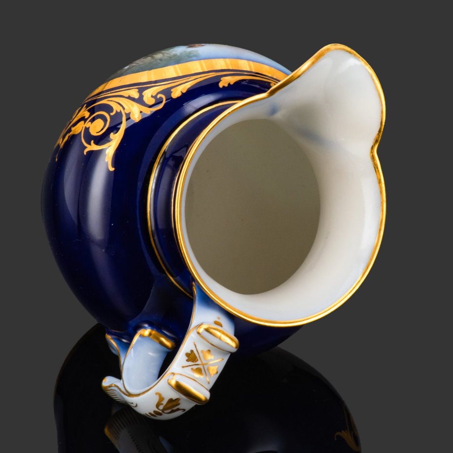 Молочник с батальным сюжетом "Битва у Марсальи" (Bataille de La Marsaille) (выполнена для дворца Тюильри "Chateau des Tuileries"), фарфор, крытье кобальтом, золочение, цировка, роспись, Севрская фарфоровая мануфактура (Sevres), Франция, 1844 г.