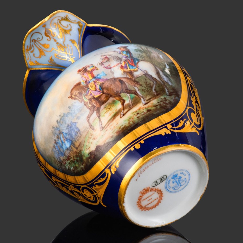 Молочник с батальным сюжетом "Битва у Марсальи" (Bataille de La Marsaille) (выполнена для дворца Тюильри "Chateau des Tuileries"), фарфор, крытье кобальтом, золочение, цировка, роспись, Севрская фарфоровая мануфактура (Sevres), Франция, 1844 г.