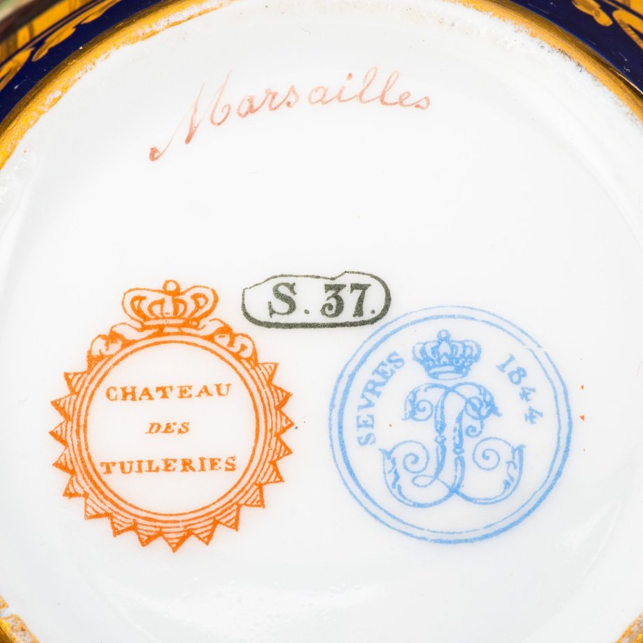 Молочник с батальным сюжетом "Битва у Марсальи" (Bataille de La Marsaille) (выполнена для дворца Тюильри "Chateau des Tuileries"), фарфор, крытье кобальтом, золочение, цировка, роспись, Севрская фарфоровая мануфактура (Sevres), Франция, 1844 г.