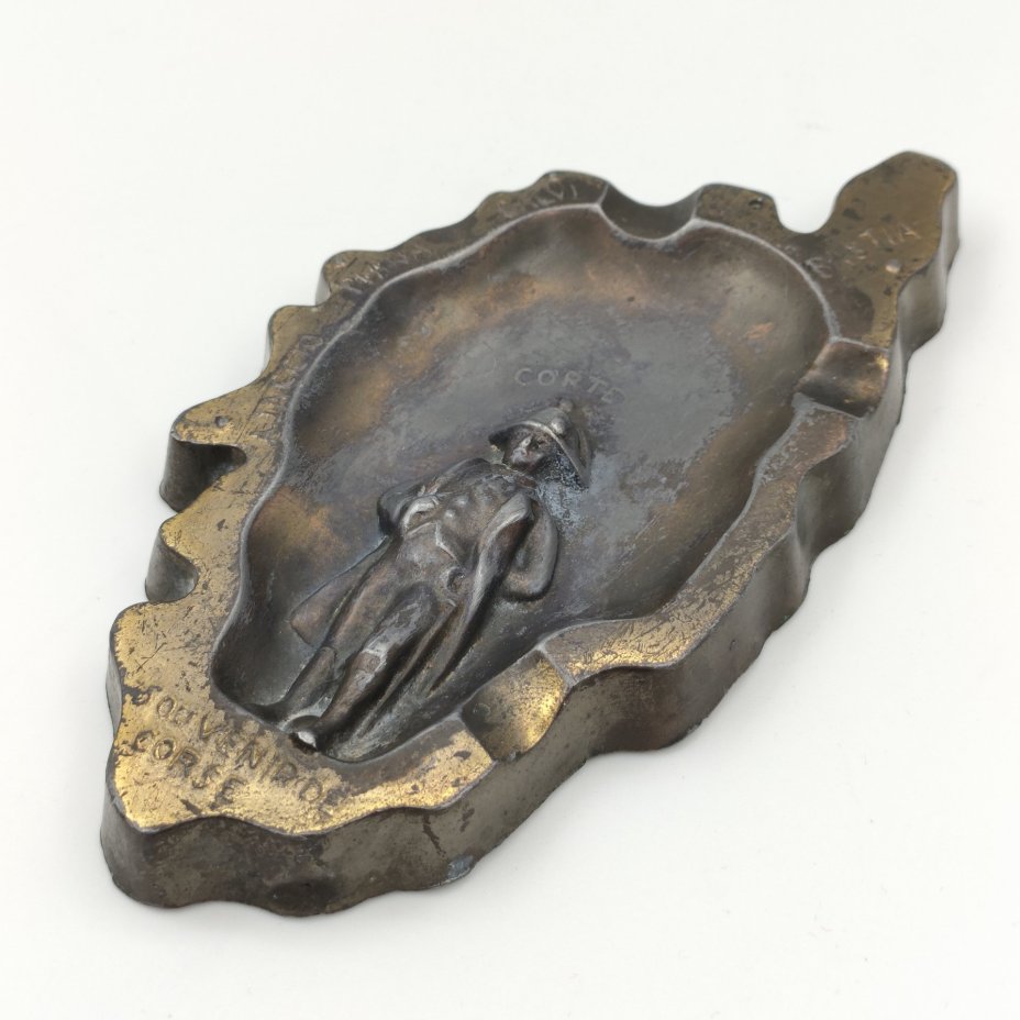 Пепельница, исполненная в форме острова "Корсика" и декорированная барельефом Наполеона в центре