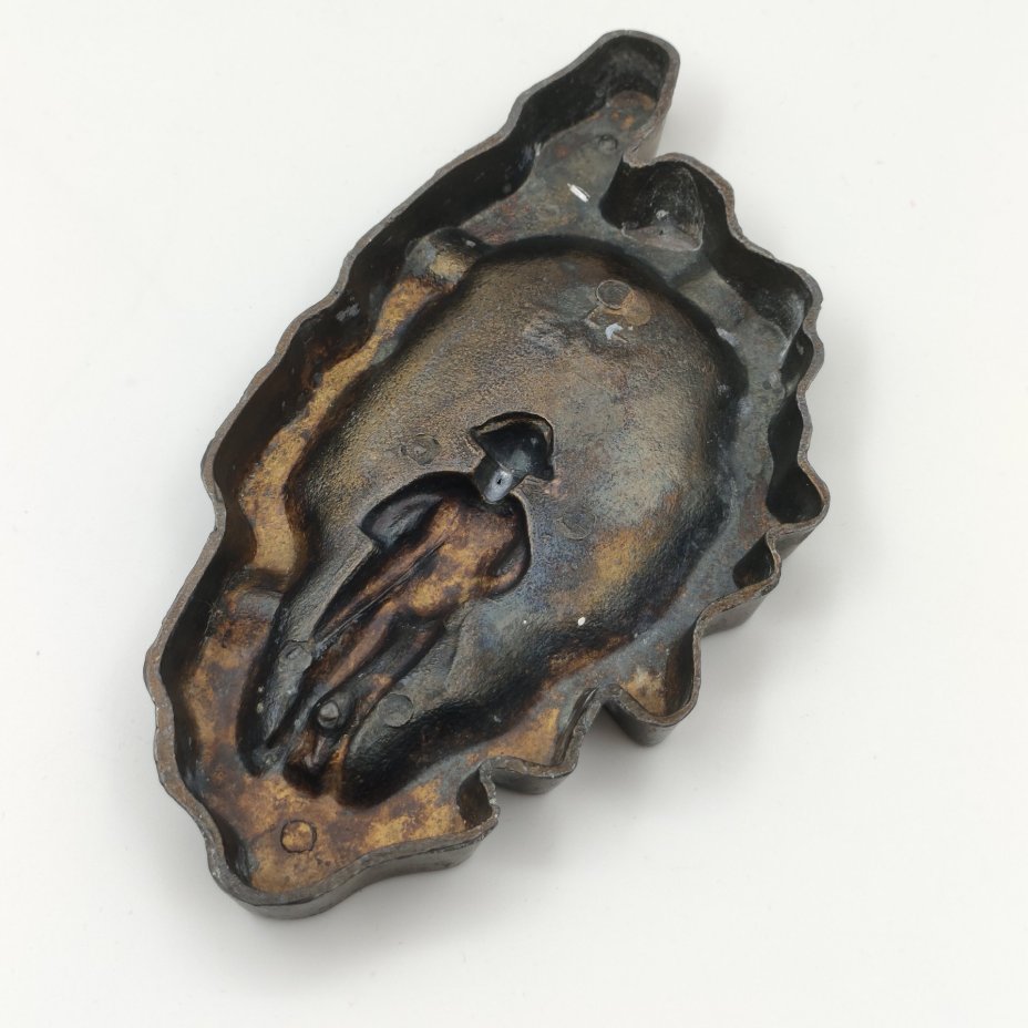 Пепельница, исполненная в форме острова "Корсика" и декорированная барельефом Наполеона в центре