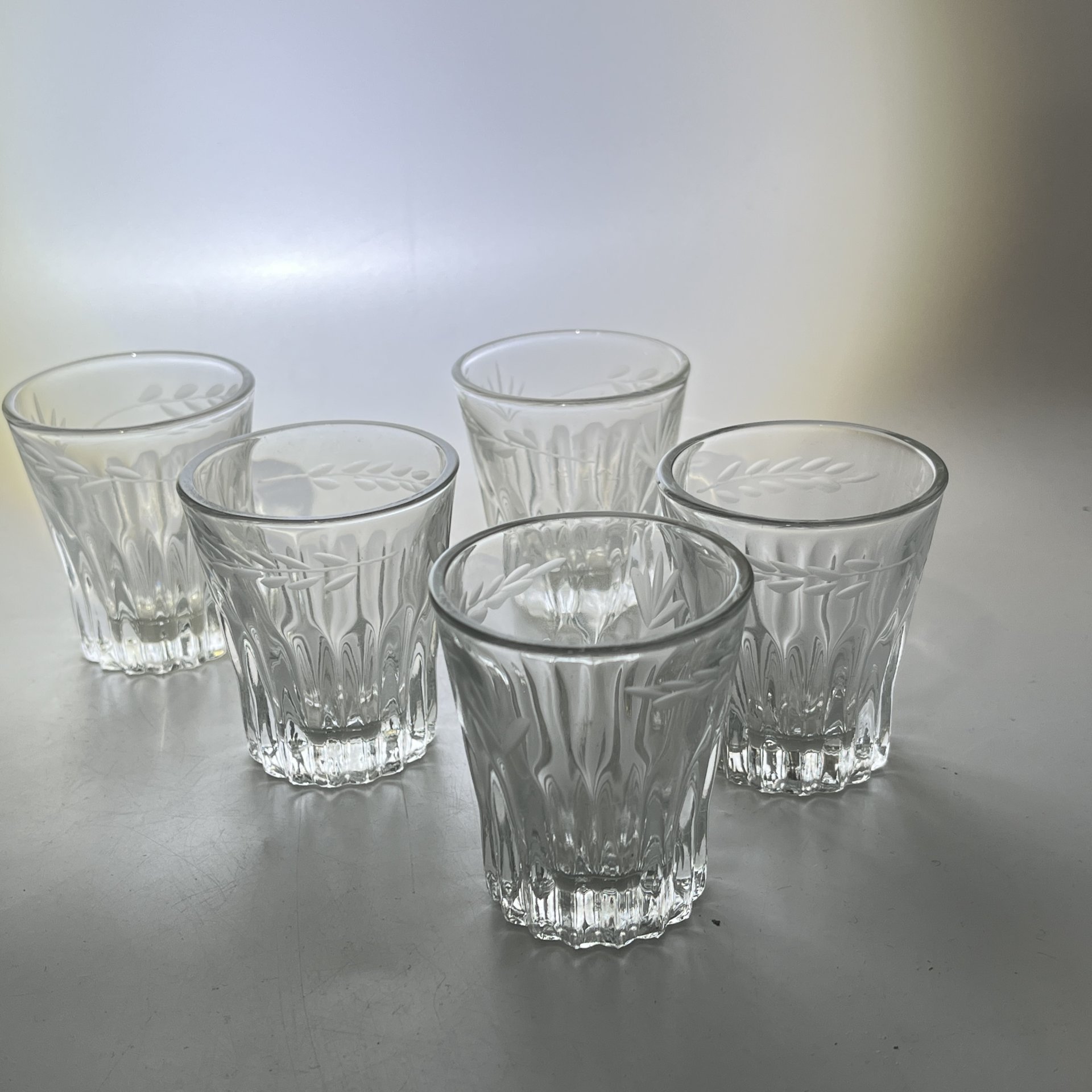 Набор из 5 стопок с резным растительным декором