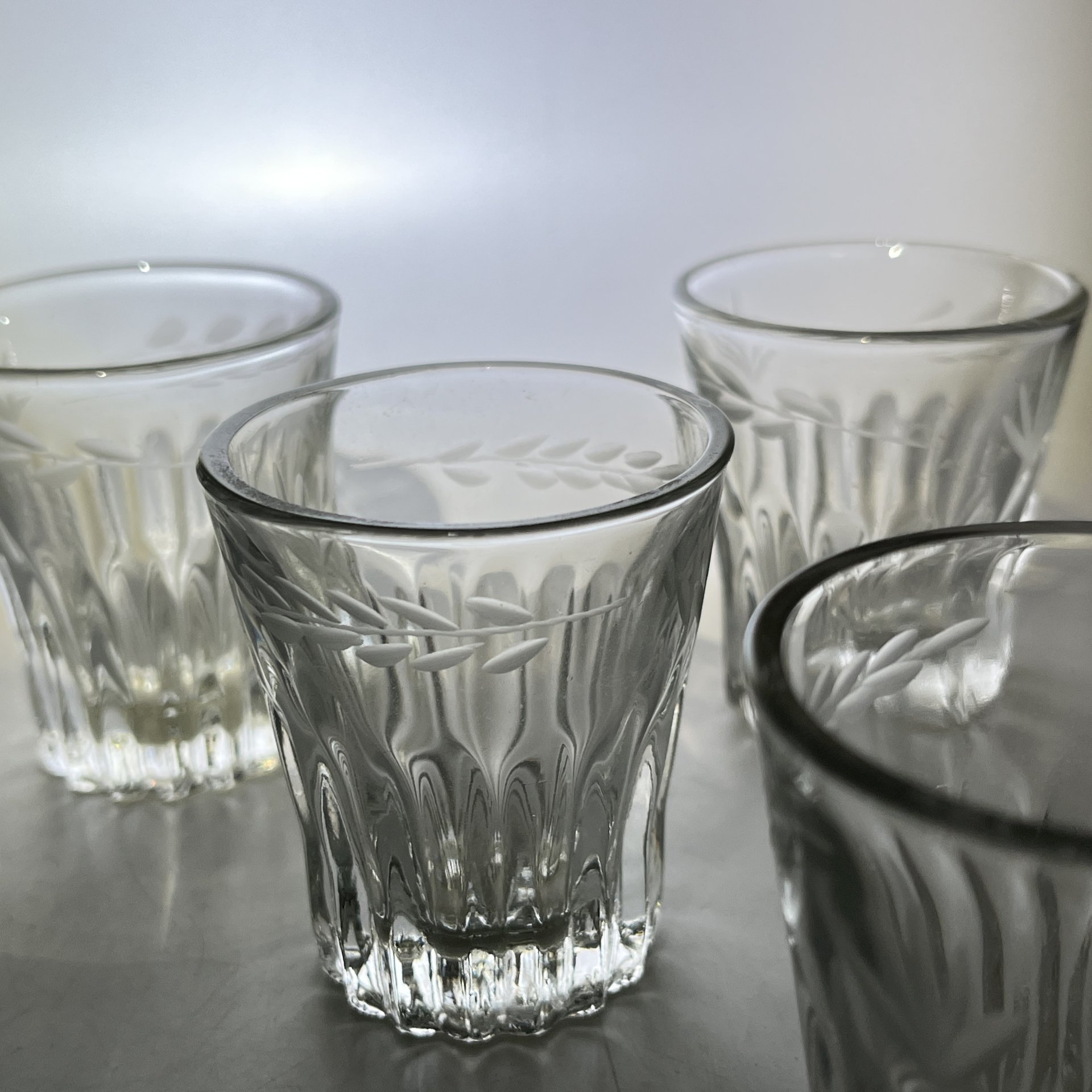 Набор из 5 стопок с резным растительным декором