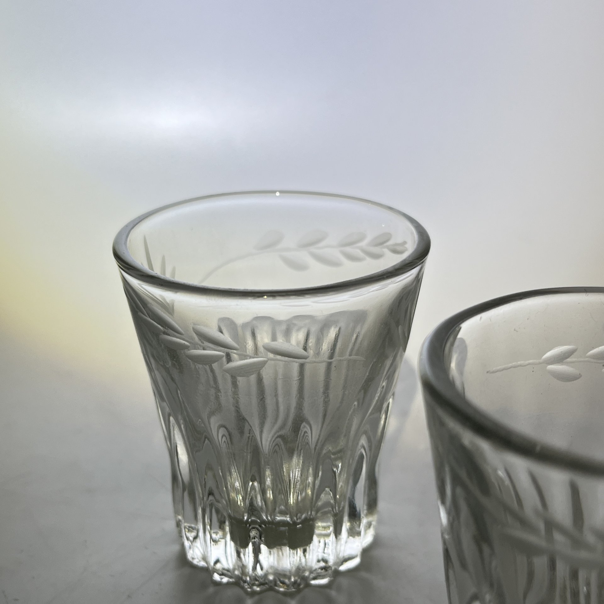 Набор из 5 стопок с резным растительным декором