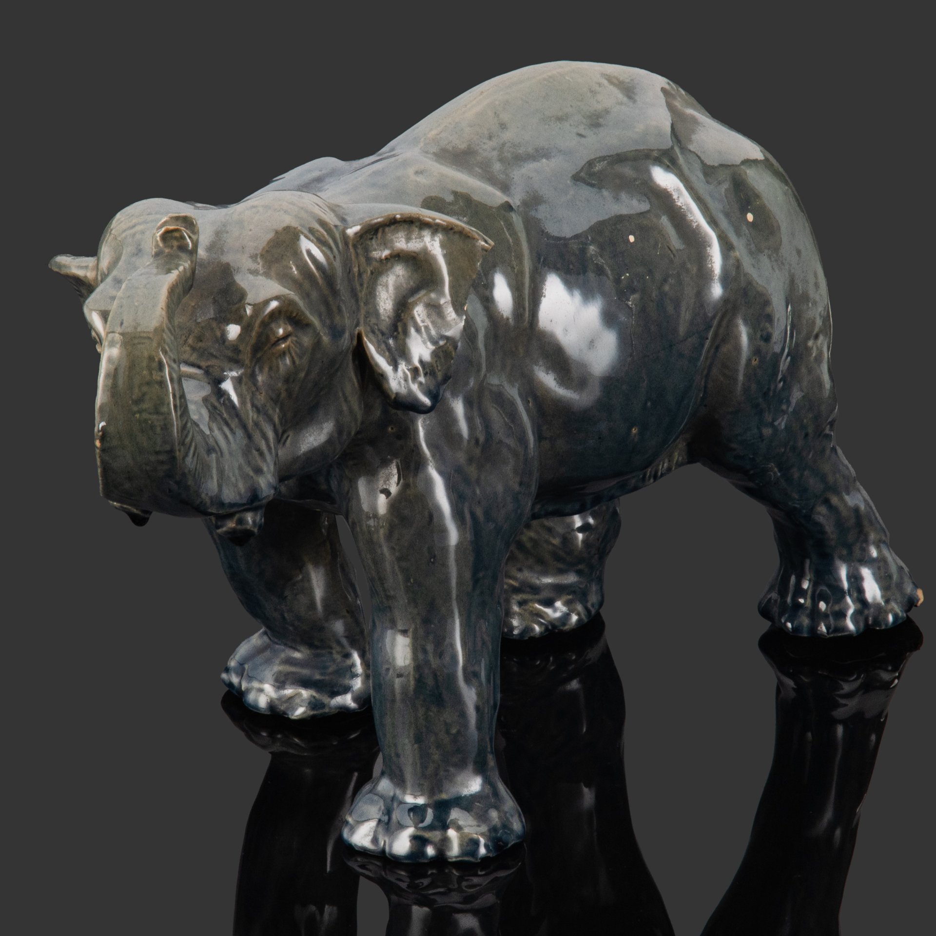 Статуэтка "Слон с поднятым хоботом вверх", Скульптурно-Художественная фабрика № 1 (CXФ № 1), Потылиха, фаянс, глазурь, СССР, 1950-1960 гг.