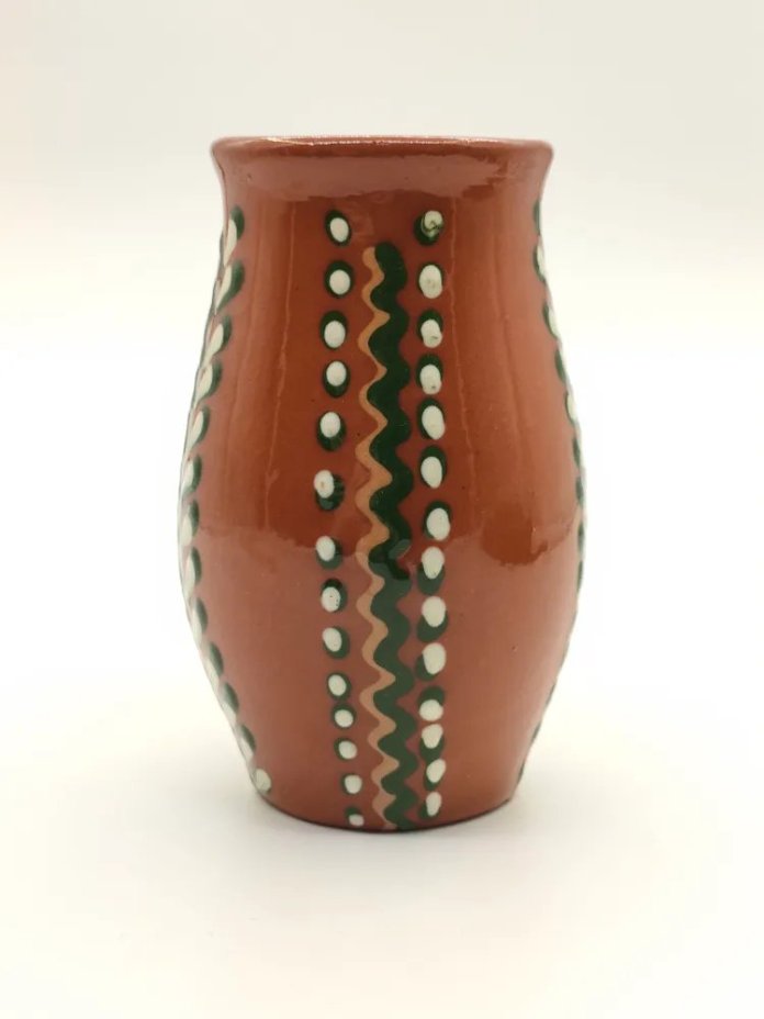 Миниатюрная ваза, украшенная орнаментальным декором