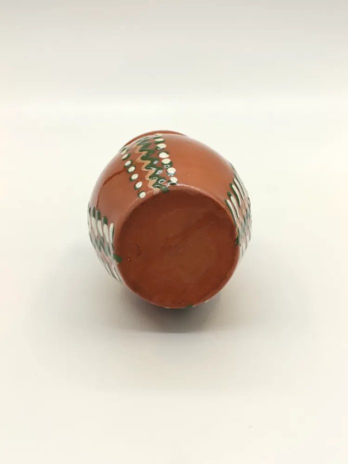 Миниатюрная ваза, украшенная орнаментальным декором