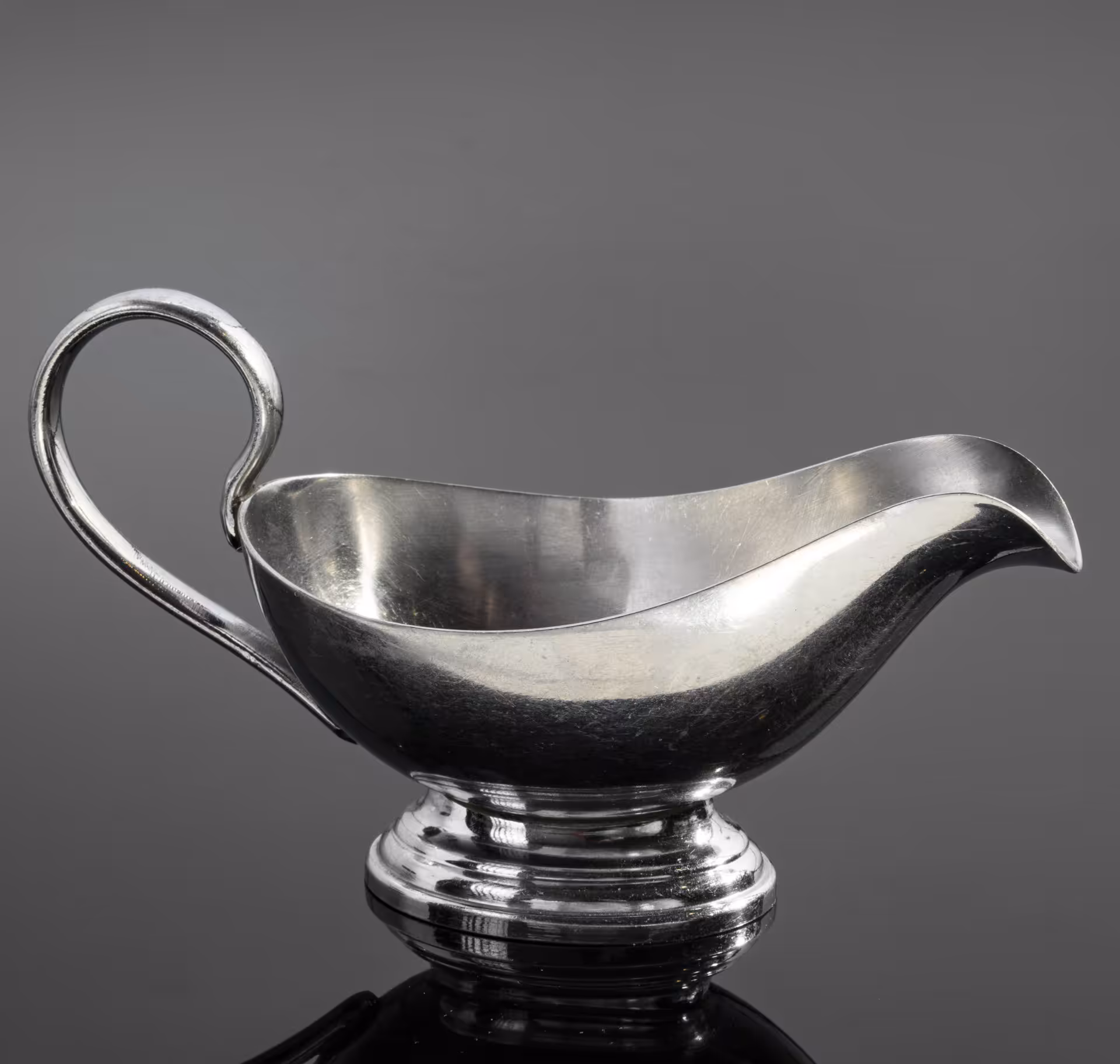 Соусник лаконичной формы с надписью "Klinik Dr. Orlopp", Württembergische Metallwarenfabrik (WMF)