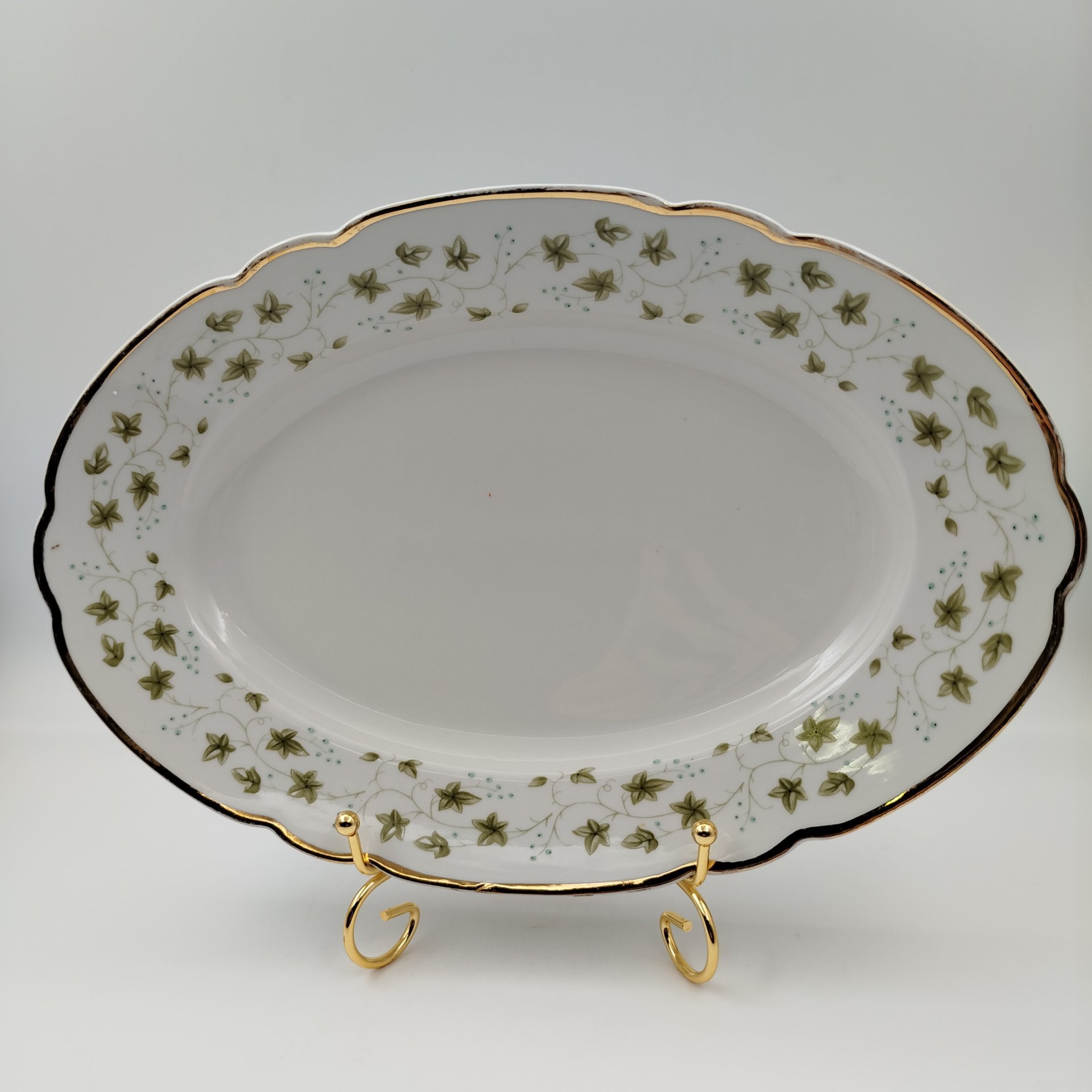 Блюдо сервирвоочное с декором в виде плюща и золотистым кантом, фарфор, деколь, золочение, Cmielow, Польша, 1950-1980 гг.