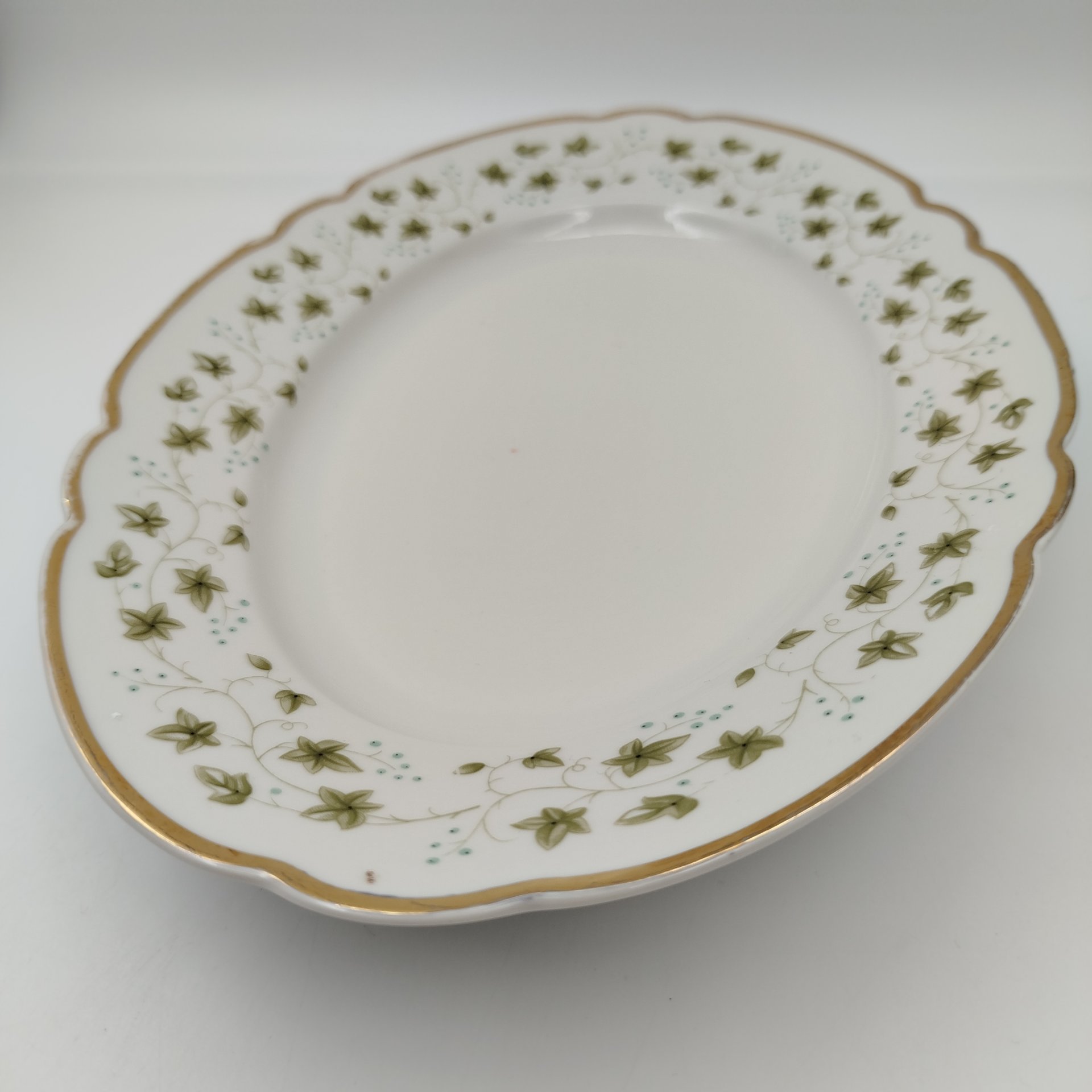 Блюдо сервирвоочное с декором в виде плюща и золотистым кантом, фарфор, деколь, золочение, Cmielow, Польша, 1950-1980 гг.