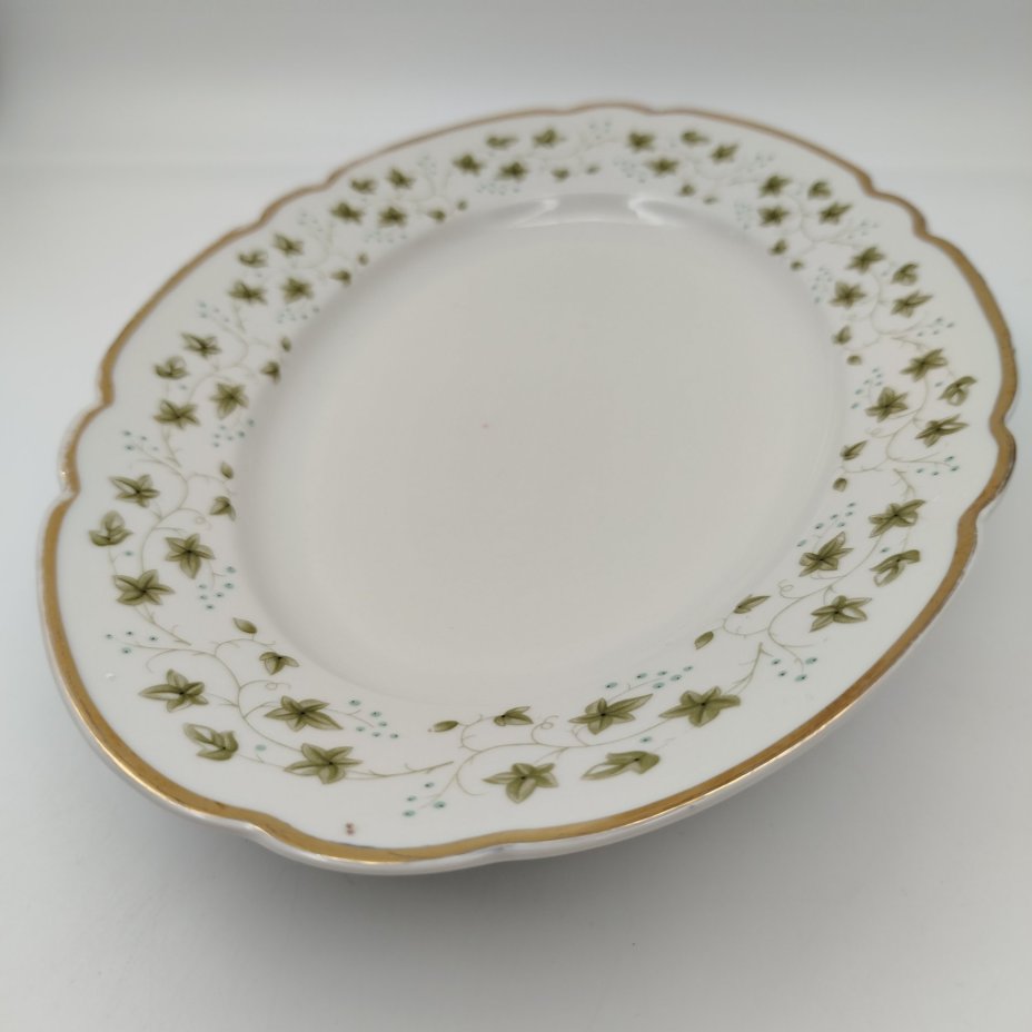 Блюдо сервирвоочное с декором в виде плюща и золотистым кантом, фарфор, деколь, золочение, Cmielow, Польша, 1950-1980 гг.