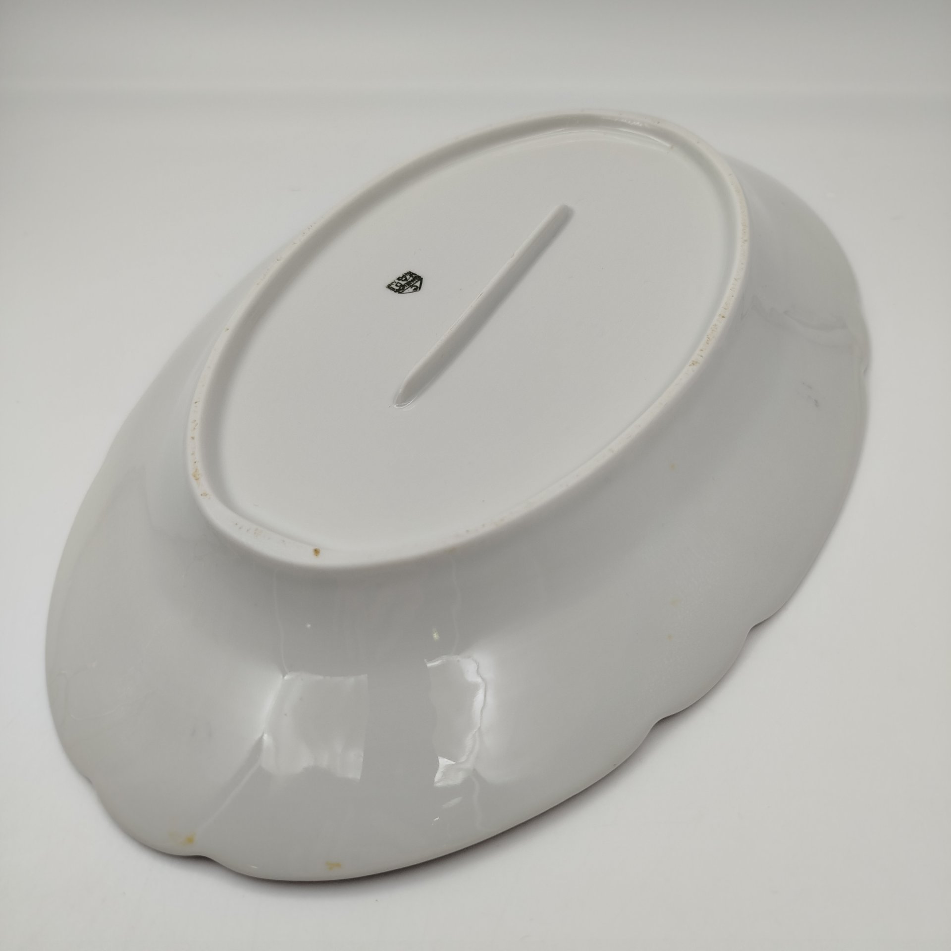 Блюдо сервирвоочное с декором в виде плюща и золотистым кантом, фарфор, деколь, золочение, Cmielow, Польша, 1950-1980 гг.