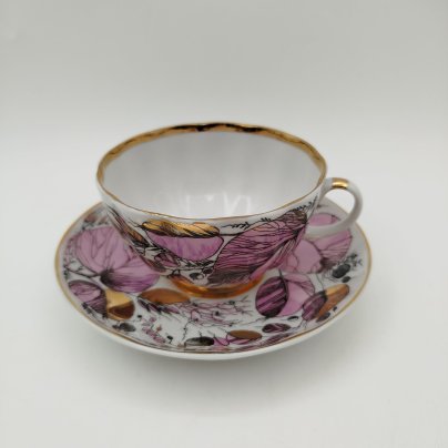 Чайная пара "Мой сад" в розовом оттенке, (из серии "Времена года"), форма "Тюльпан", автор формы С.Е. Яковлева, автор росписи Н.П. Славина, фарфор, деколь, люстр, золочение, Ленинградский фарфоровый завод (ЛФЗ), СССР, 1970-1991 гг.