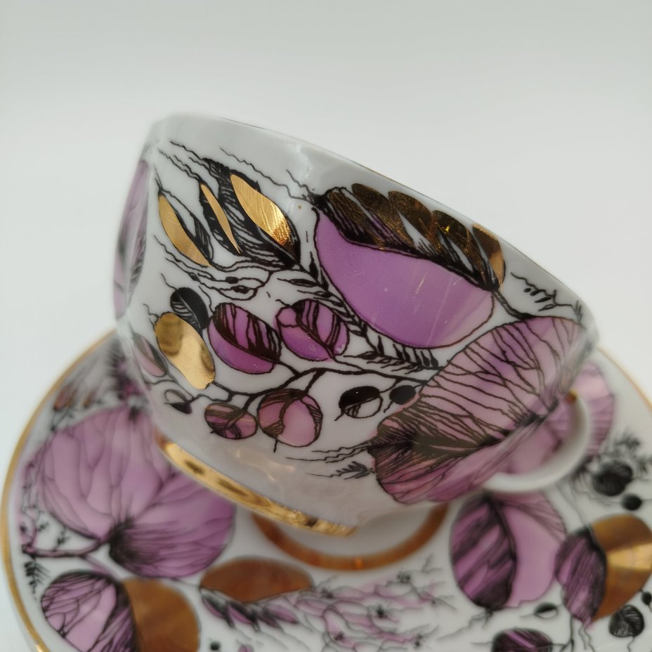 Чайная пара "Мой сад" в розовом оттенке, (из серии "Времена года"), форма "Тюльпан", автор формы С.Е. Яковлева, автор росписи Н.П. Славина, фарфор, деколь, люстр, золочение, Ленинградский фарфоровый завод (ЛФЗ), СССР, 1970-1991 гг.