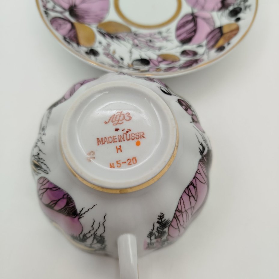 Чайная пара "Мой сад" в розовом оттенке, (из серии "Времена года"), форма "Тюльпан", автор формы С.Е. Яковлева, автор росписи Н.П. Славина, фарфор, деколь, люстр, золочение, Ленинградский фарфоровый завод (ЛФЗ), СССР, 1970-1991 гг.