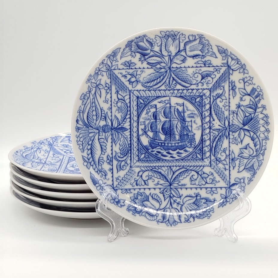 Набор десертных тарелок с изображением кораблей в окружении растительного орнамента на 6 персон, Ленинградский фарфоровый завод (ЛФЗ)