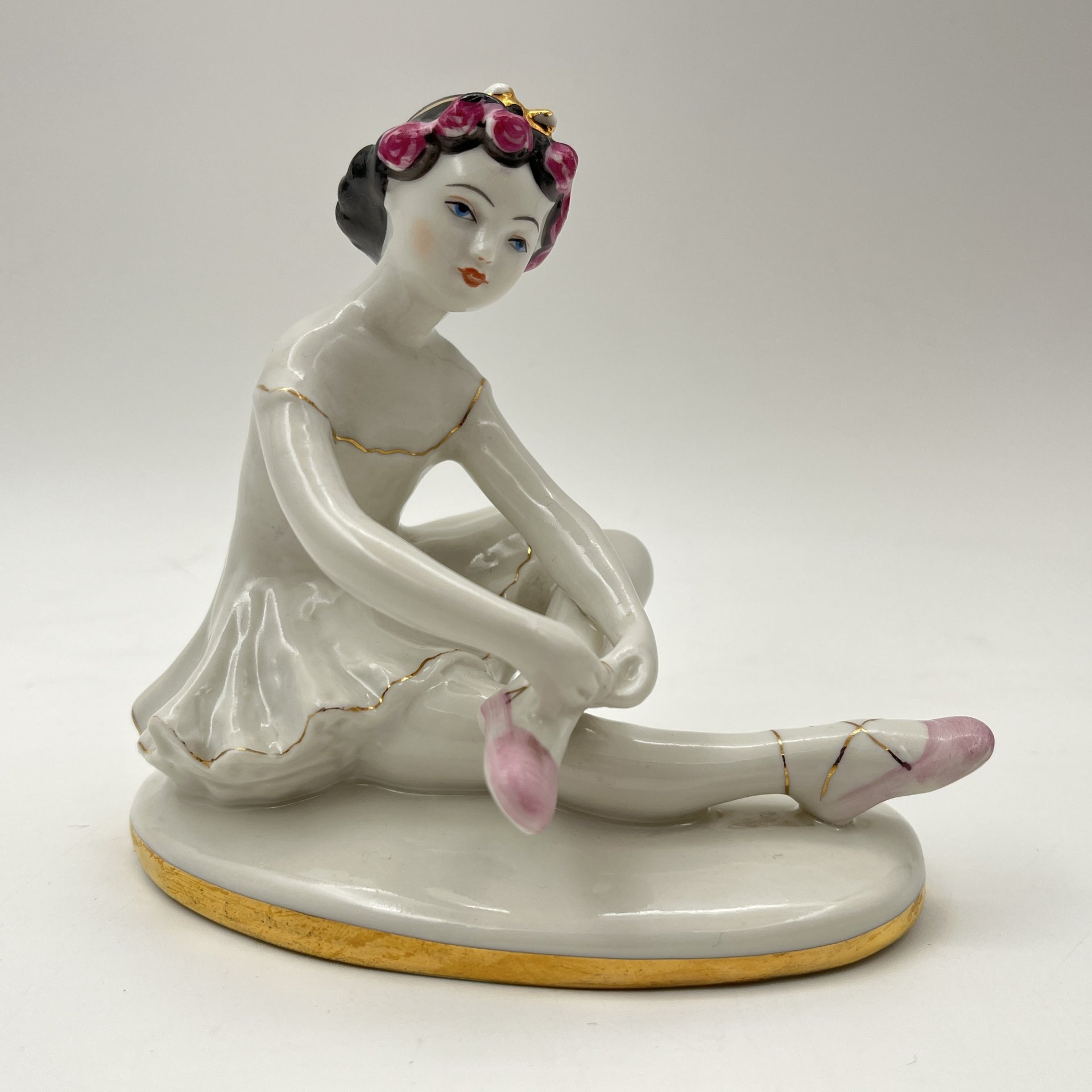 Статуэтка "Маленькая балерина" ("Машенька"), автор С.Б. Велихова, фарфор, роспись, золочение, Ленинградский фарфоровый завод (ЛФЗ), СССР, 1970-1986 гг.