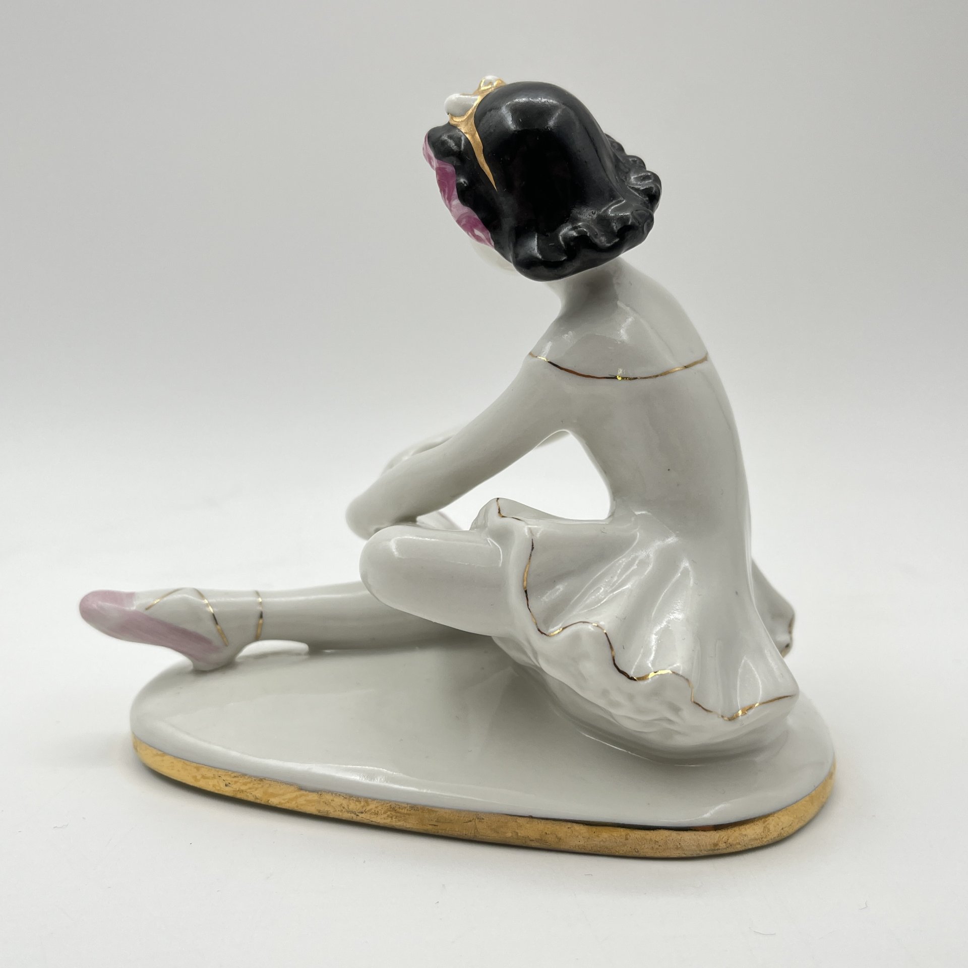 Статуэтка "Маленькая балерина" ("Машенька"), автор С.Б. Велихова, фарфор, роспись, золочение, Ленинградский фарфоровый завод (ЛФЗ), СССР, 1970-1986 гг.