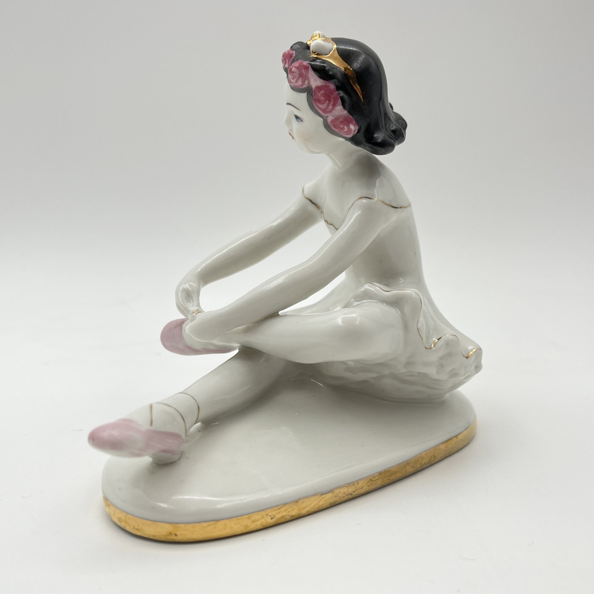 Статуэтка "Маленькая балерина" ("Машенька"), автор С.Б. Велихова, фарфор, роспись, золочение, Ленинградский фарфоровый завод (ЛФЗ), СССР, 1970-1986 гг.