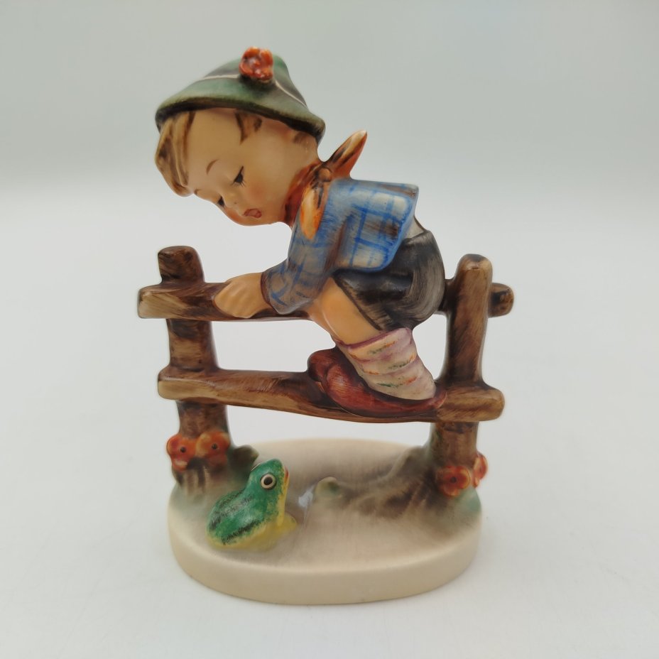 Статуэтка "Мальчик и лягушка", фаянс, роспись, Goebel Hummel, ФРГ, 1948 г.