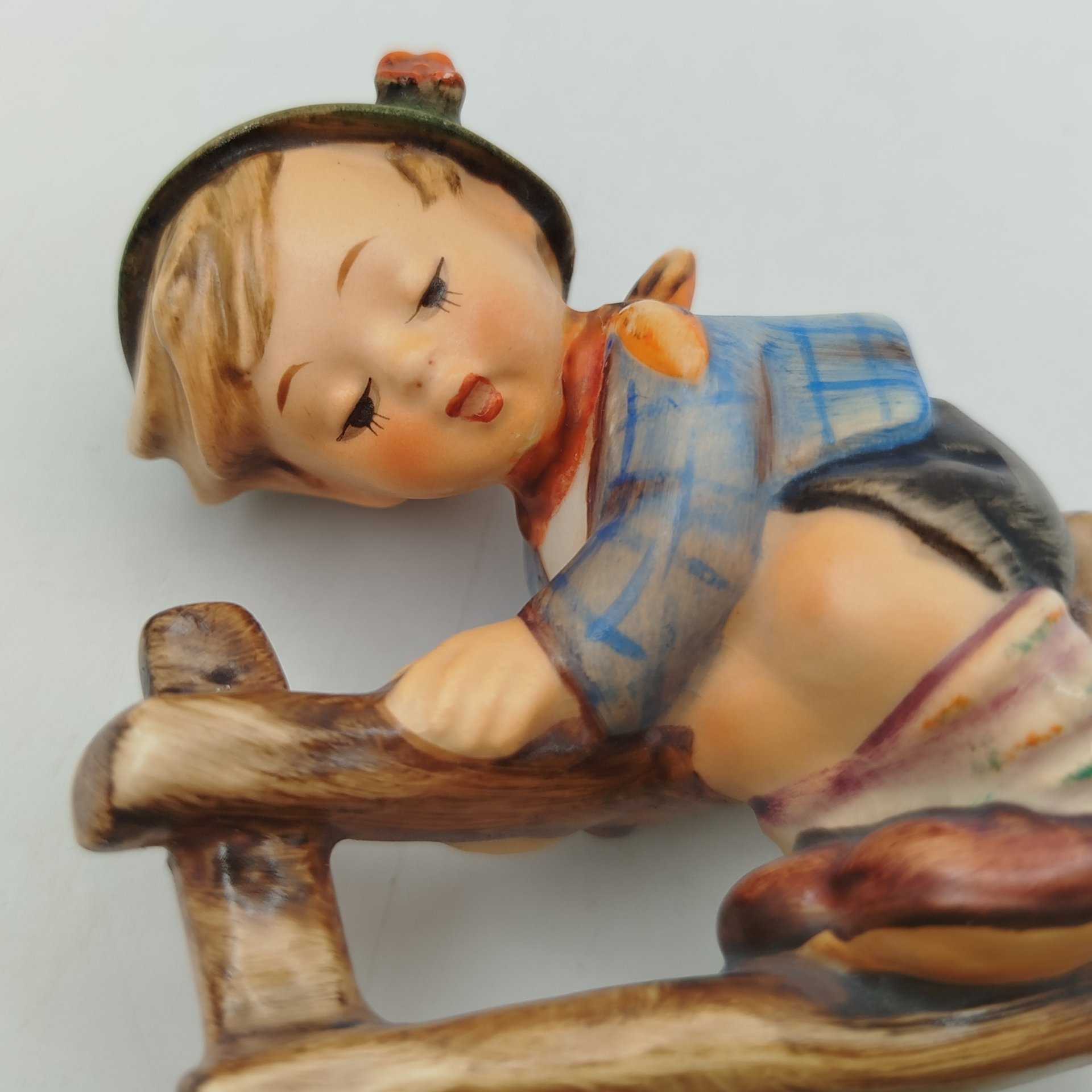 Статуэтка "Мальчик и лягушка", фаянс, роспись, Goebel Hummel, ФРГ, 1948 г.